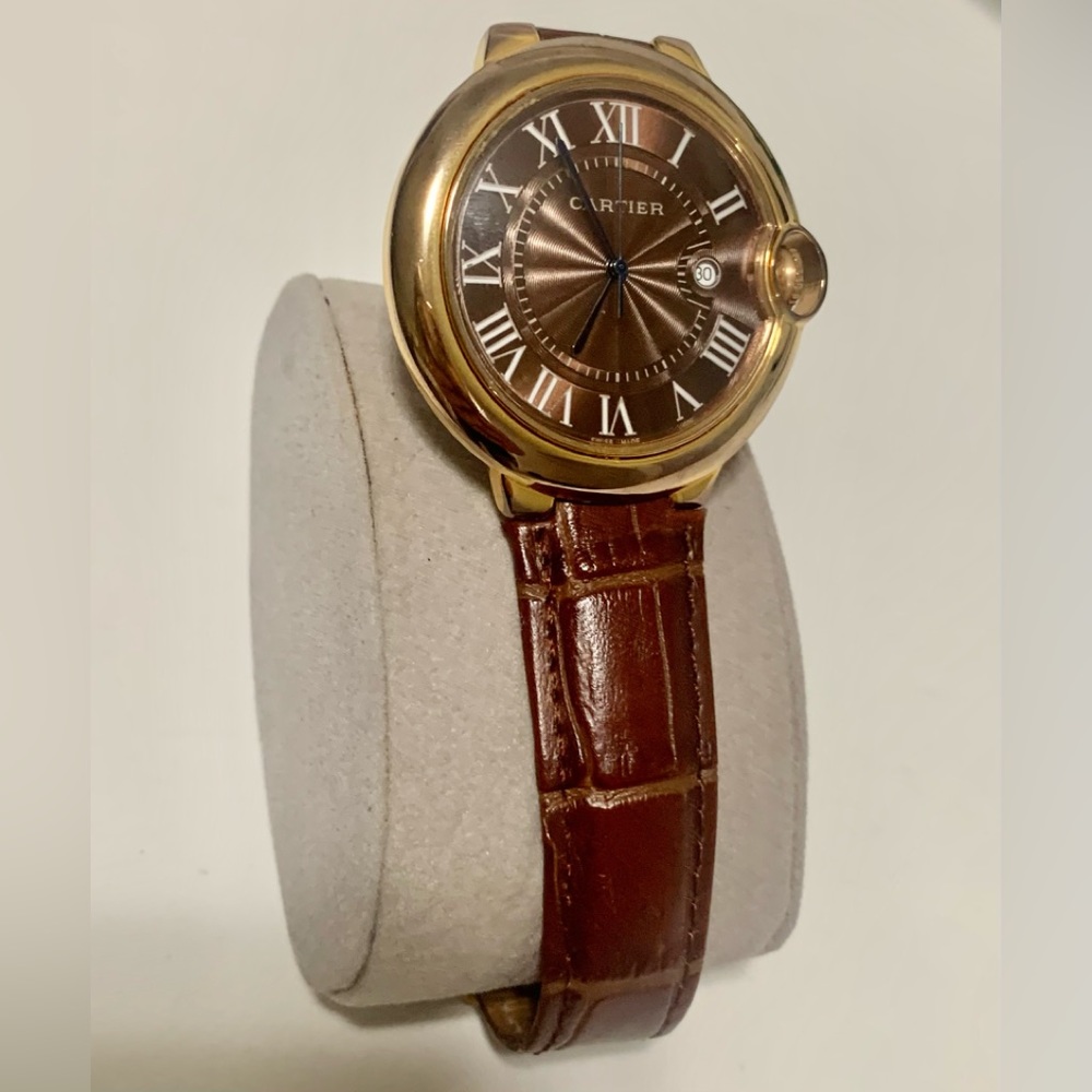 Very elegant brown and gold watch.